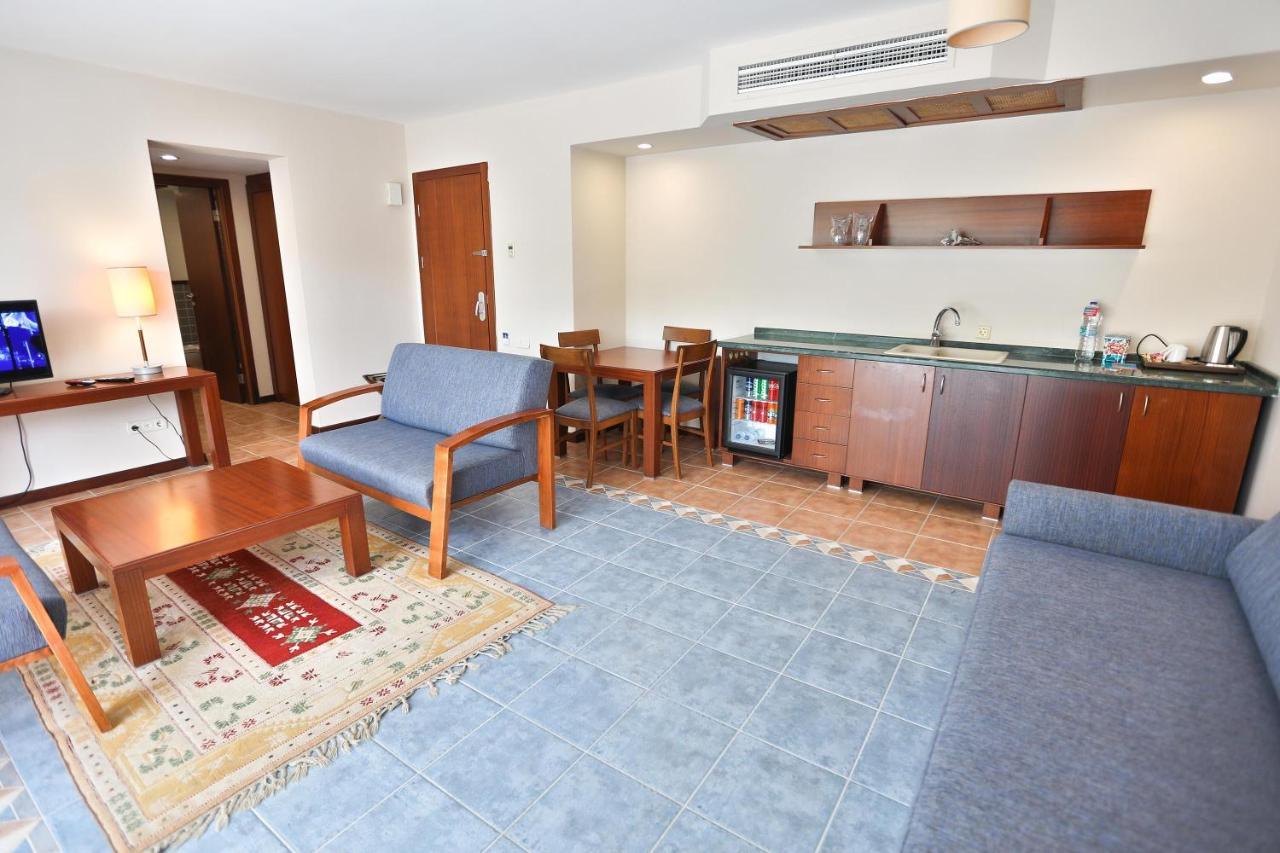 Happy Hotel
